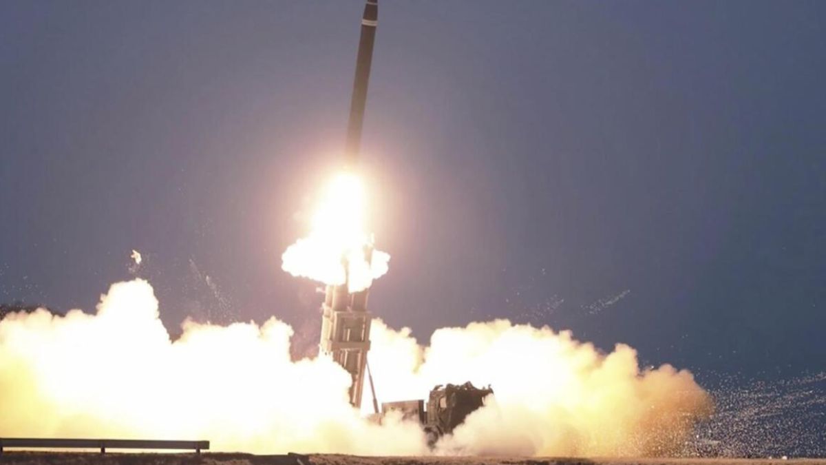 America and North Korea came face to face Kim Jong fired ballistic missile after flying US bomber /अमेरिका और उत्तर कोरिया आए आमने-सामने, US के बमवर्षक उड़ाने पर किम जोंग ने दाग दी बैलिस्टिक मिसाइल America and North Korea came face to face Kim Jong fired ballistic missile after flying US bomber /अमेरिका और उत्तर कोरिया आए आमने-सामने, US के बमवर्षक उड़ाने पर किम जोंग ने दाग दी बैलिस्टिक मिसाइल
