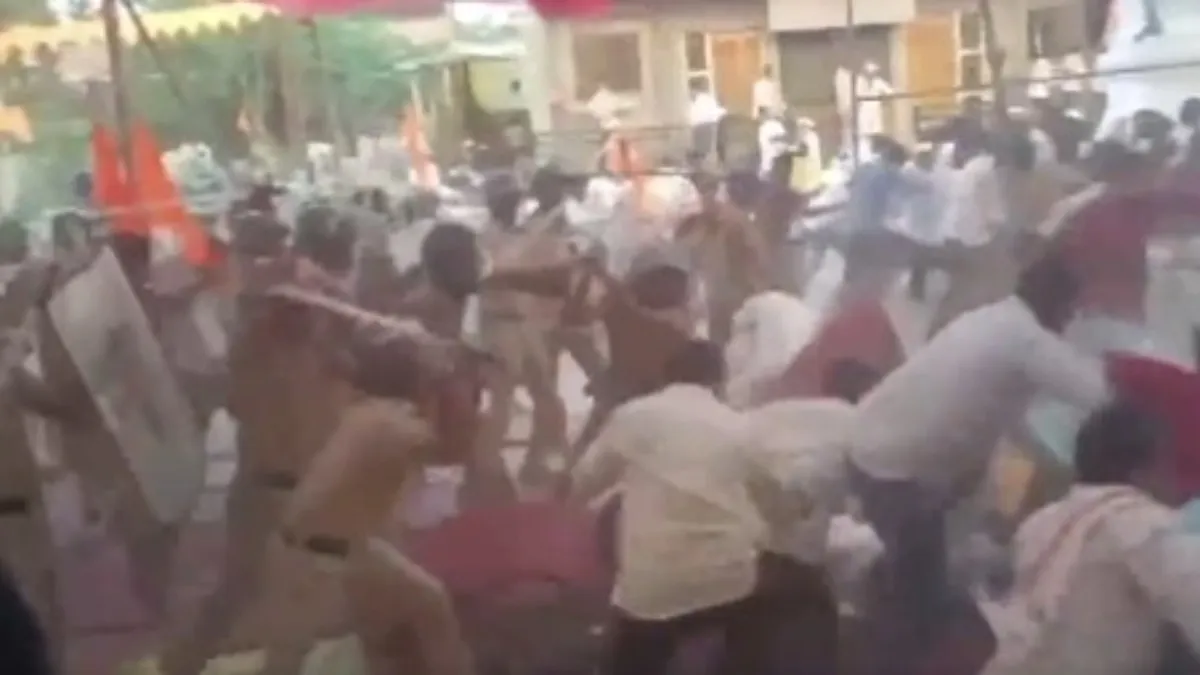 हिंसक हुआ मराठा आरक्षण को लेकर चल रहा आंदोलन, पुलिस ने किया लाठीचार्ज police doing lathicharge- India TV Hindi
