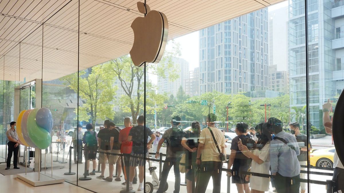 Sale of iPhone 15 series started, long queues formed at the store for purchase, know the discount offers