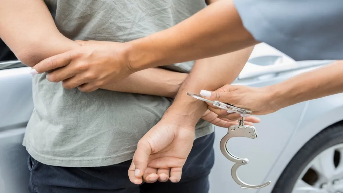 2 सगी बहनों से गैंगरेप की जिस थाने में हुई शिकायत वहीं के ASI का बेटा निकला आरोपी, पिता ने खुद ही किया अरेस्ट एएसआई ने अपने ही बेटे...- India TV Hindi