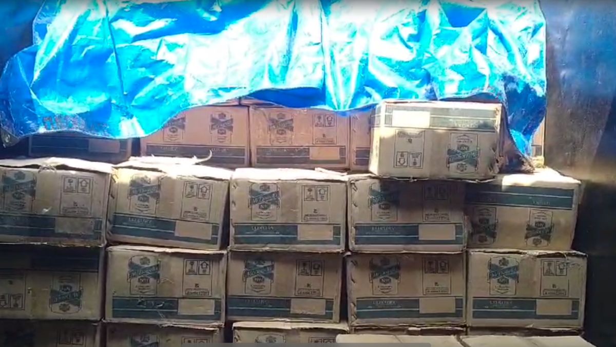 bihar police personnel caught red handed selling illegal liquor from police station । बिहार में थाना ही बना शराब का ठेका! पुलिसवाले बेच रहे अवैध शराब; स्टॉक में थी 15 लाख की दारू