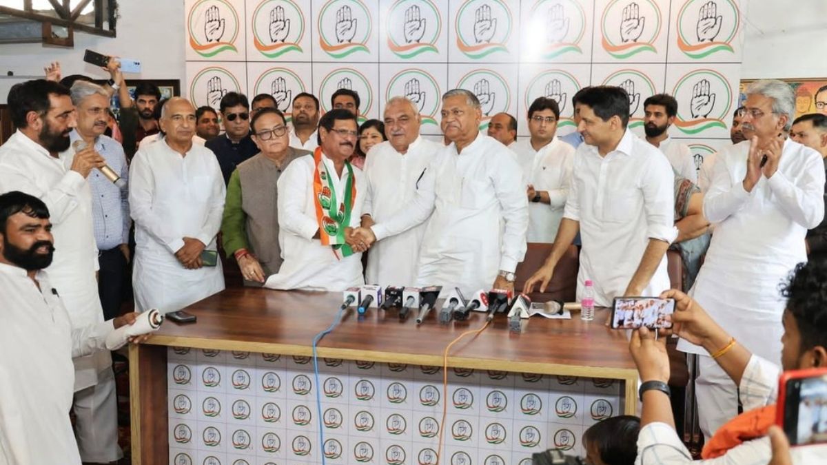 Former Haryana minister and BJP leader Jagdish Yadav joins Congress | हरियाणा में बीजेपी को लगा बड़ा झटका