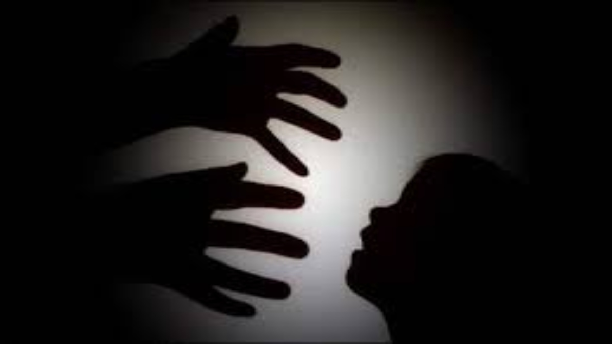 odisha school peon raped 8 years old girl student people attacked on police team । स्कूल के चपरासी ने 8 साल की छात्रा से की हैवानियत, खून से लथपथ देख बच्चियों ने मचाया शोर