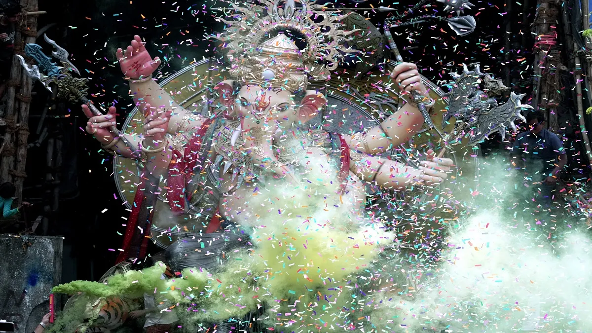 गणेश पंडाल में आरती कर रहे थे लोग, साउंड सिस्टम बजते ही समुदाय विशेष के लोगों ने तलवार से कर दिया हमला गणेश पंडाल...- India TV Hindi