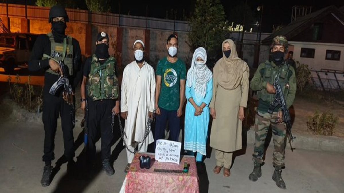 जम्मू कश्मीर: आतंकियों की भर्ती करने वाले मॉड्यूल का भंडाफोड़, 3 सहयोगी गिरफ्तार, हथियार और गोला-बारूद बरामद