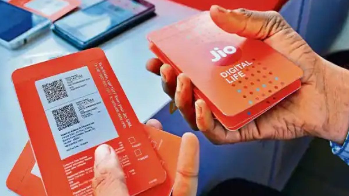 how to use jio sim free best family plan in 399 with free calling and data 30 days validity check offer । Jio का बंपर ऑफर, एक के रिचार्ज में पूरे महीने चलेंगे 4 जियो नंबर, साथ में फ्री कॉलिंग-डाटा भी