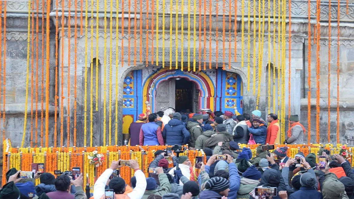 केदारनाथ में आमरण अनशन पर बैठे तीर्थ पुरोहित, PM मोदी के ड्रीम प्रोजेक्ट को रोकने की धमकी; जानें क्या है इनके आंदोलन की वजह kedarnath dham- India TV Hindi