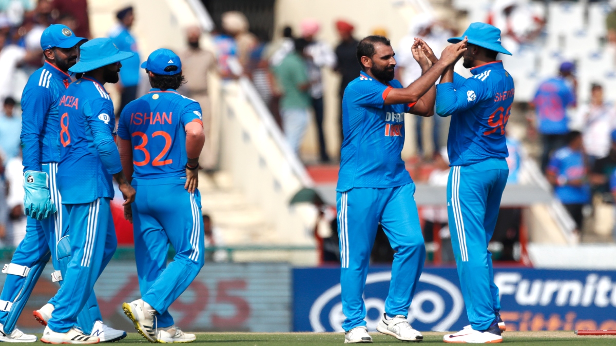 ind vs aus odi 1st time in indian cricket 3 bowlers take 5 wickets haul in same month shami siraj kuldeep । ऑस्ट्रेलिया को हराकर भारत ने किया कमाल, क्रिकेट में पहली बार कर दिया ये बड़ा काम