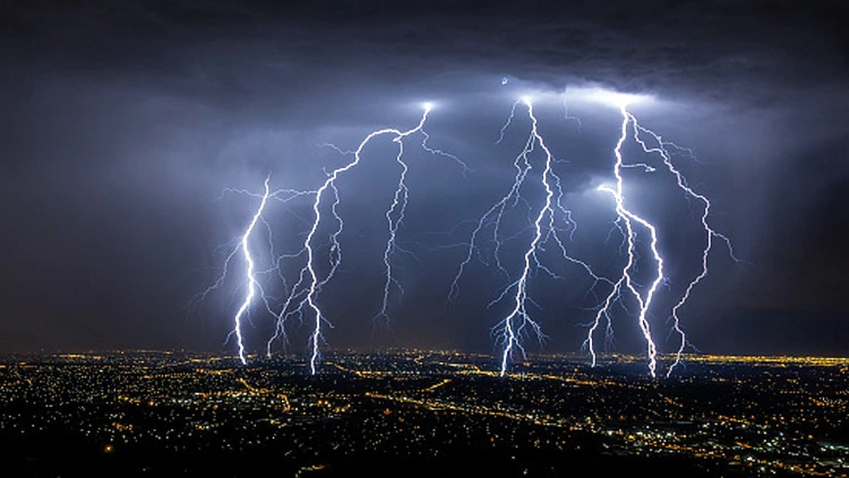 2 people killed many injured By Lightning Strike During football match in dumka । फुटबॉल मैच के दौरान मैदान में आसमान से गिरी बिजली, दो दर्शकों की मौत, कई लोग घायल