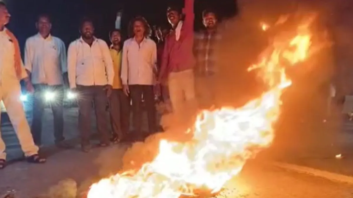 मराठा आरक्षण आंदोलन के दौरान हुए लाठीचार्ज, विरोध में सड़क पर टायर जलाकर की गई नारेबाजी; देखें VIDEO लाठीचार्ज के विरोध में प्रदर्शन- India TV Hindi