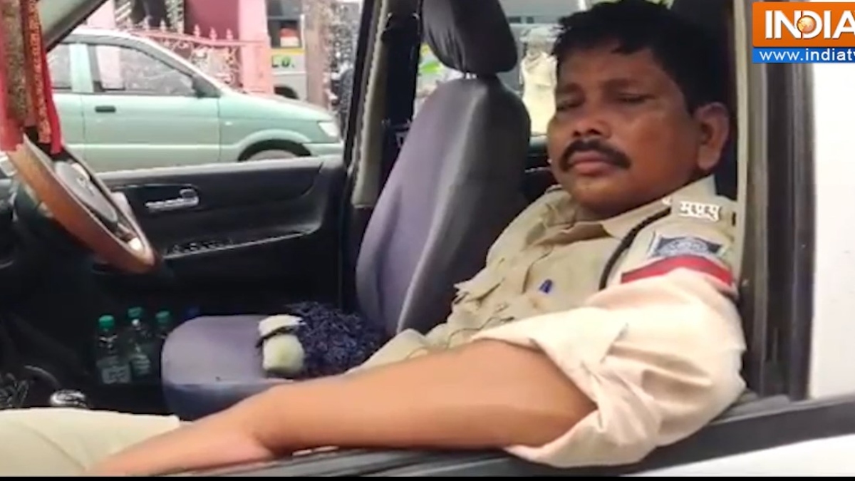 drunken policeman suspended after video viral in madhya pradesh । शराब के नशे में धुत्त पुलिसकर्मी की हालत देख गाड़ी छोड़कर भागा ड्राइवर, देखें वायरल वीडियो