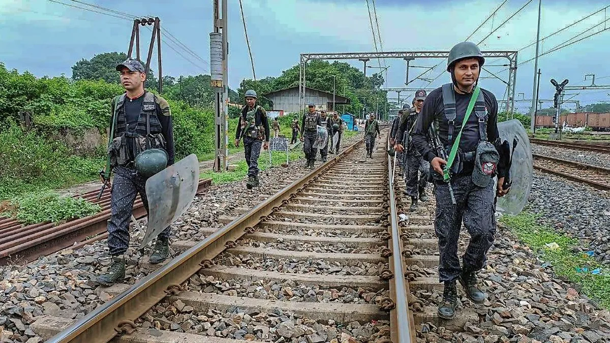 झारखंड और ओडिशा में कुर्मी समुदाय का रेल रोको आंदोलन समाप्त, रेल सेवा जल्द बहाल होगी रेल रोको आंदोलन के दौरान ट्रैक की निगरानी करते जवान- India TV Hindi