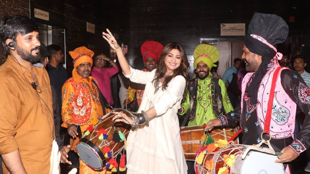 Shilpa Shetty did Bhangra on the beat of drum VIDEO of Sukhee trailer launch went viral | शिल्पा शेट्टी ने ढोल की थाप पर किया भांगड़ा, ‘सुखी’ के ट्रेलर लॉन्च का VIDEO VIRAL