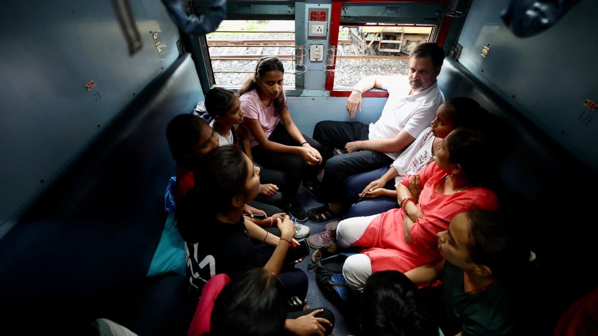 कांग्रेस नेता राहुल गांधी ने ट्रेन में किया सफ़र l Rahul Gandhi traveled by train in Chhattisgarh completed the journey sitting in general compartment