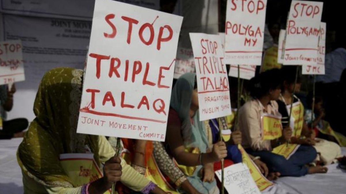 Triple talaq given through WhatsApp to Karnataka woman | विदेश रह रहे पति ने वॉट्सऐप पर दिया तीन तलाक