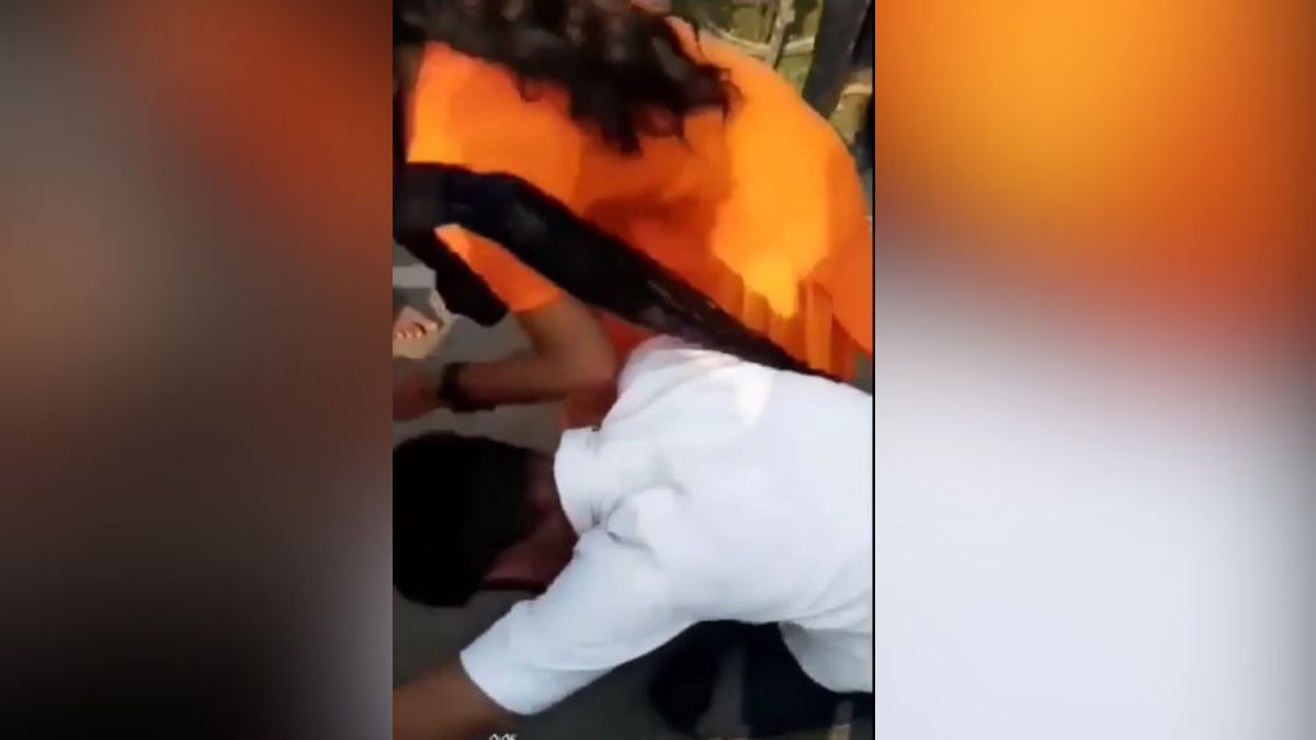 Jehanabad girl beaten up boy licked spit on road viral video बीच सड़क लड़की ने लड़के पर बरसाए लात-घूंसे, चटवाया थूक; सामने आया VIDEO