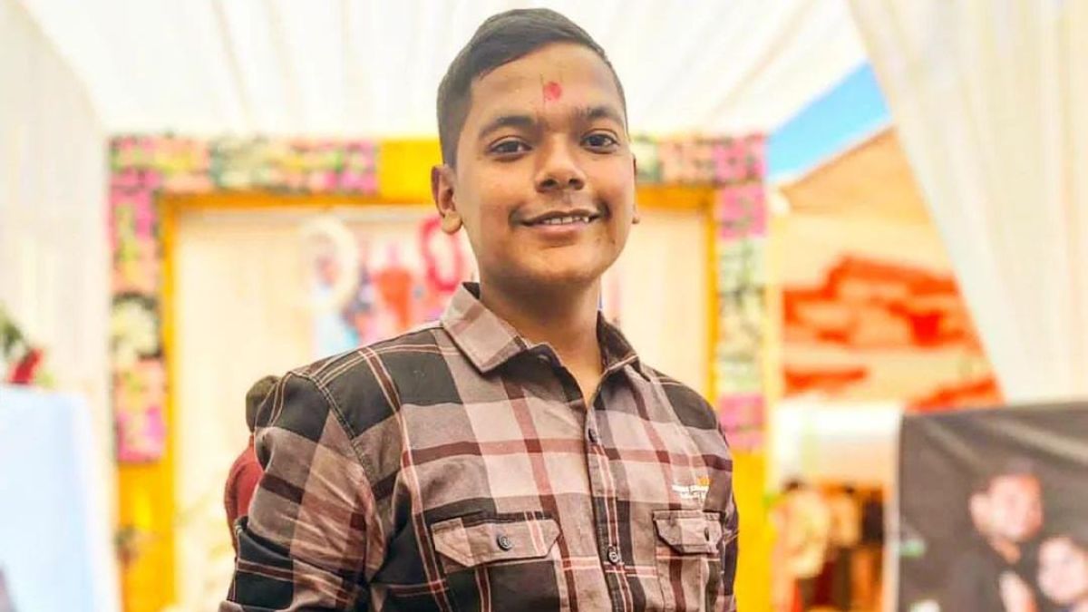 Young man died of heart attack during Garba practice| गुजरात: गरबा प्रैक्टिस कर रहा था युवक, अचानक दिल का दौरा पड़ने से हुई मौत- Video