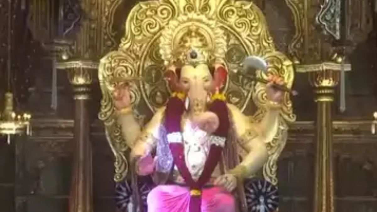 You will be shocked to hear the first day’s donation at Raja’s Pandal in Lalbagh, Mumbai| मुंबई के लालबाग के राजा की खुली दानपेटी, पहले दिन का दान सुनकर आपके उड़ जाएंगे होश