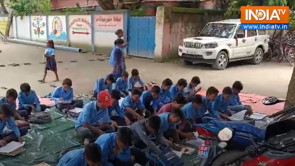 Students forced to sit outside and study in the afternoon, home guards occupy the classroom: VIDEO| भरी दोपहरी में बाहर बैठकर पढ़ने को मजबूर छात्र, क्लासरूम पर होमगार्ड का है कब्जा: VIDEO