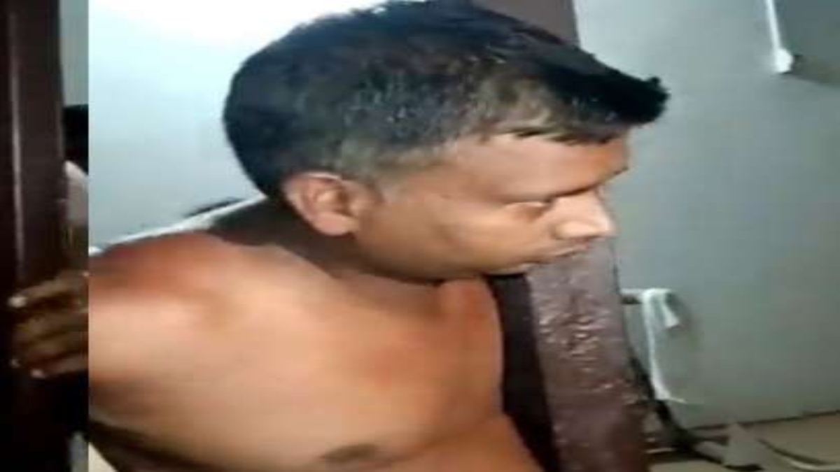 drunken policeman caught with girl in objectionable situation people beaten half naked video । VIDEO: नशे में टल्ली पुलिस वाला युवती के साथ आपत्तिजनक स्थिति में धराया, घरवालों ने कर दी कुटाई