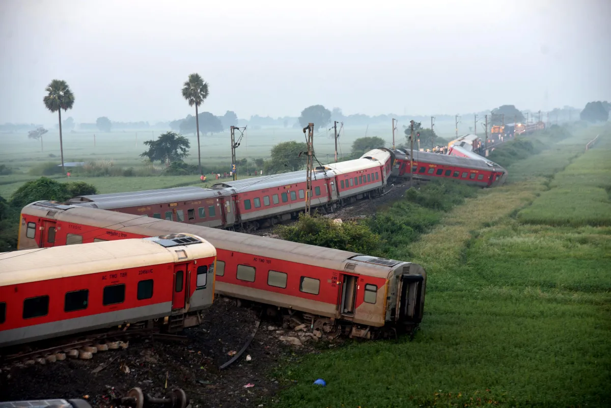 Bihar Train Accident Live Updates: नॉर्थ-ईस्ट ट्रेन हादसे में 4 लोगों की मौत, नीतीश ने किया मुआवजे का ऐलान पटरी से उतरी नॉर्थ-ईस्ट एक्सप्रेस- India TV Hindi