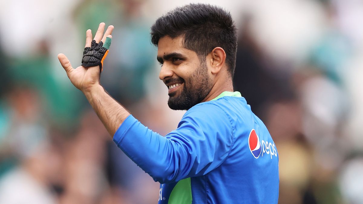 Babar Azam: Babar Azam won the hearts of Indian fans, gave this gift to the ground staff during the World Cup
