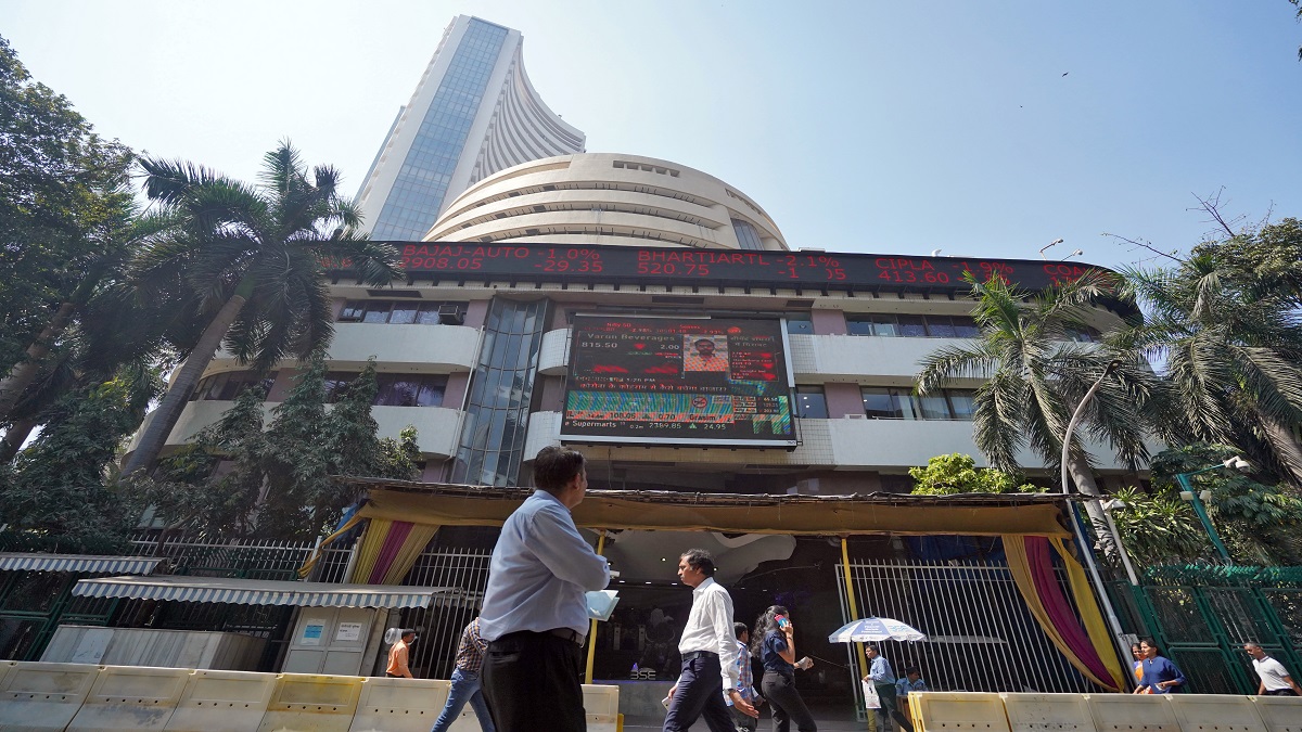 Stock Market: शेयर बाजार भारी गिरावट के साथ खुला, सेंसेक्स 318 अंक टूटा, निफ्टी 19025 के आस-पास । stock market open with high dips, sensex down by 318 points nifty in red at 19025, share mark