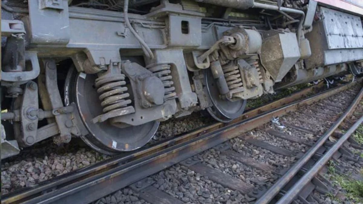 Bihar After North East Express now a goods train crashes in Baxer dumraon station । बिहार: नॉर्थ ईस्ट एक्सप्रेस के बाद अब बक्सर में एक मालगाड़ी पटरी से उतरी, बाल-बाल टला हादसा