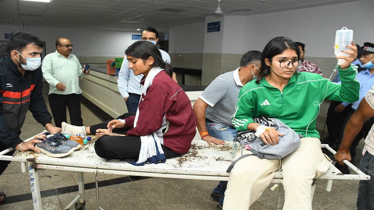 Hundreds of students fall sick due to food poisoning in Gwalior । ग्वालियर में सैंकड़ों छात्र हुए फूड प्वाइजनिंग के शिकार, LNIPE यूनिवर्सिटी की मेस में खाया था पनीर