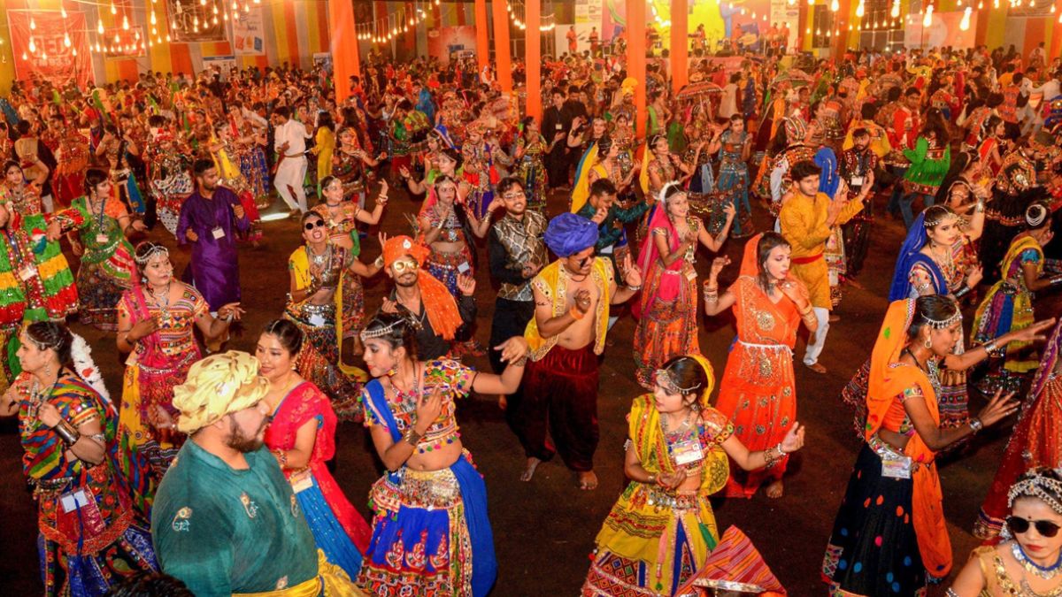 17-year-old boy dies of heart attack while playing garba in Gujarat । गुजरात में गरबा खेलते वक्त 17 साल के लड़के को आया हार्ट अटैक, नहीं बच सकी जान