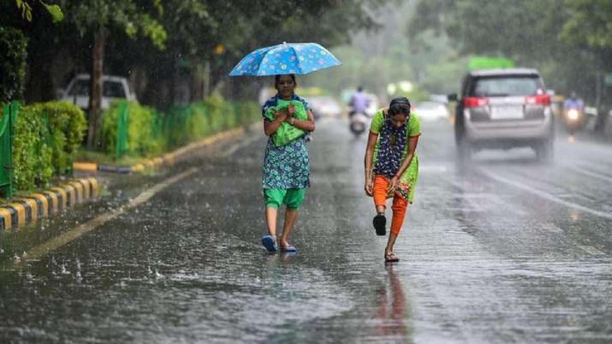दिल्ली में सोमवार को हो सकती है हल्की बारिश, घर से निकलने से पहले जान लें IMD का अपडेट। Delhi Weather Update There may be light rain on Monday know the weather update of IMD