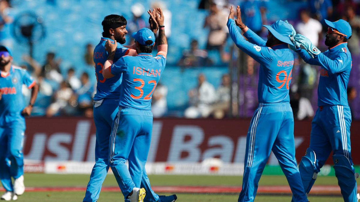 Ishan Kishan stung by bee ahead of India vs New Zealand World Cup 2023 match | IND vs NZ: मैच से कुछ घंटे पहले टीम इंडिया को बड़ा झटका, मधुमक्खी के हमले में घायल हुआ ये खिलाड़ी