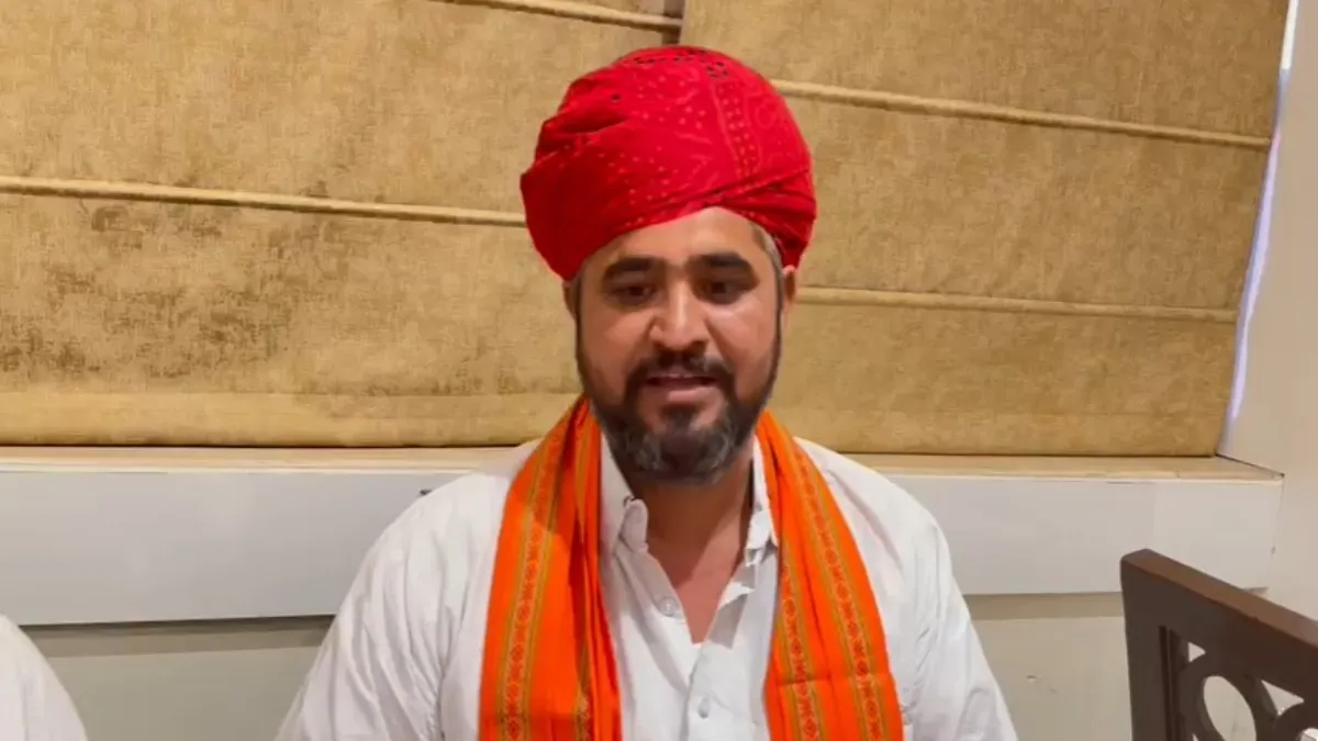 VIDEO: PM मोदी के लिफाफे से निकले 21 रुपये? मालासेरी मंदिर के महंत ने बताई दावे की सच्चाई मालासेरी मंदिर के महंत हेमराज पोसवाल - India TV Hindi