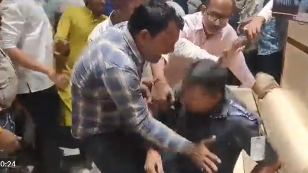 MP Assembly Election 2023 BJP leaders fight and abuse each other see unique video । भूपेंद्र यादव के सामने एक-दूसरे से भिड़े बीजेपी नेता, जमकर हुई मारपीट-देखें वीडियो