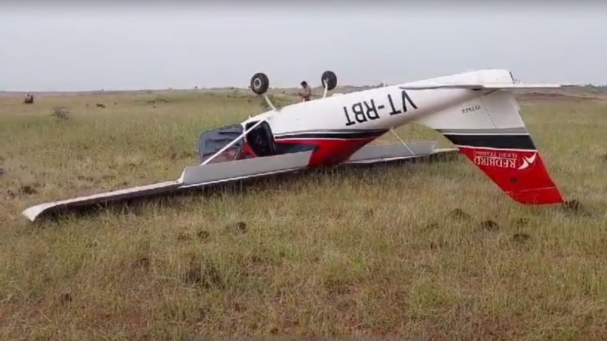 A training aircraft crashed during a training session near Gojubavi village । पुणे में एक ट्रेनिंग एयरक्राफ्ट हुआ क्रैश, प्रशिक्षण के दौरान हुआ दुर्घटनाग्रस्त