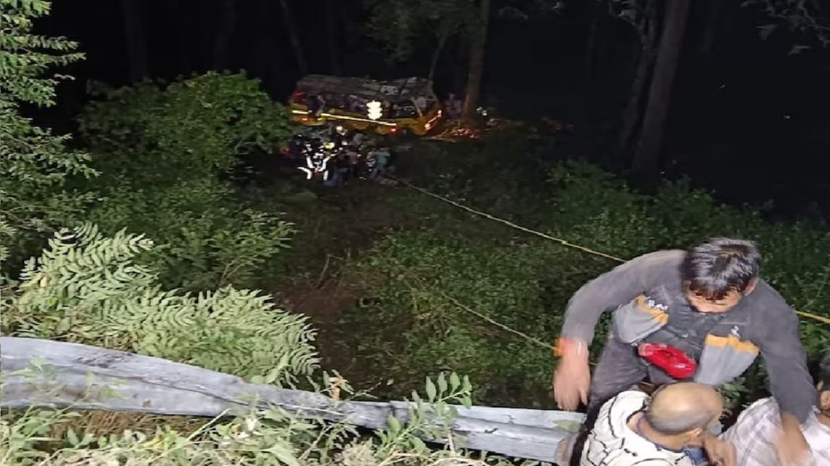 नैनीताल में बड़ा सड़क हादसा, खाई में गिरी बस, 7 लोगों की हुई मौत l Nainital bus accident fell into ditch 7 people died