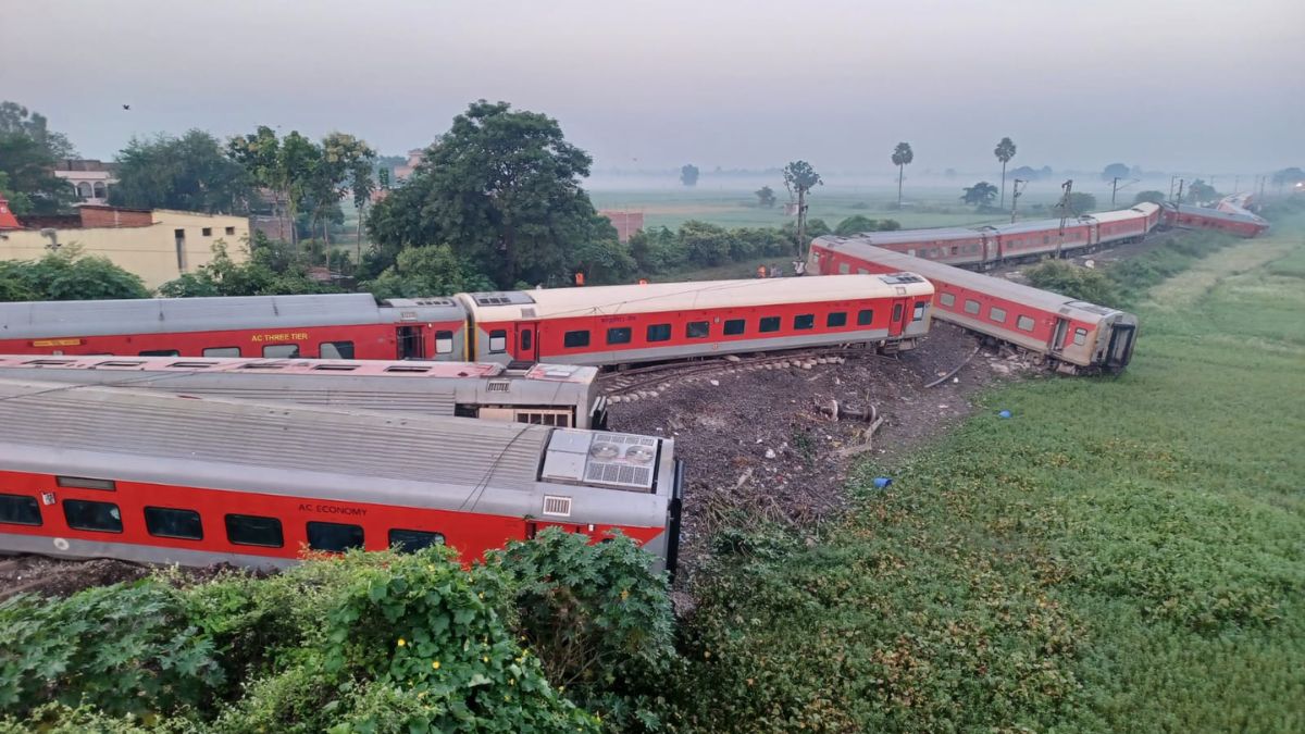 बिहार में बड़ा ट्रेन हादसा, पटरी से उतरी नार्थ ईस्ट एक्सप्रेस l train accident in Bihar North East Express derailed many people died and more than 100 injured