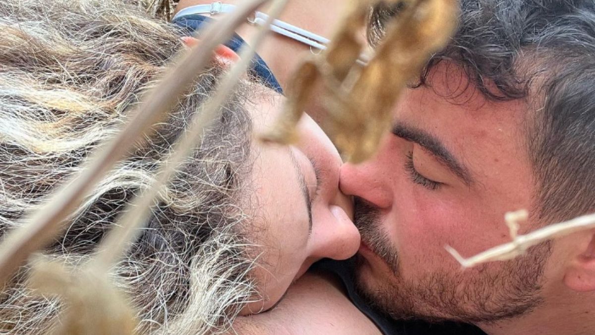 What is the truth of the picture of Israeli couple going viral as ‘Last Pic’?| हमास द्वारा हमलों के बीच इजरायली कपल की ‘Last Pic’ कहकर वायरल हो रही तस्वीर, मगर कहानी में थोड़ा ट्विस्ट है