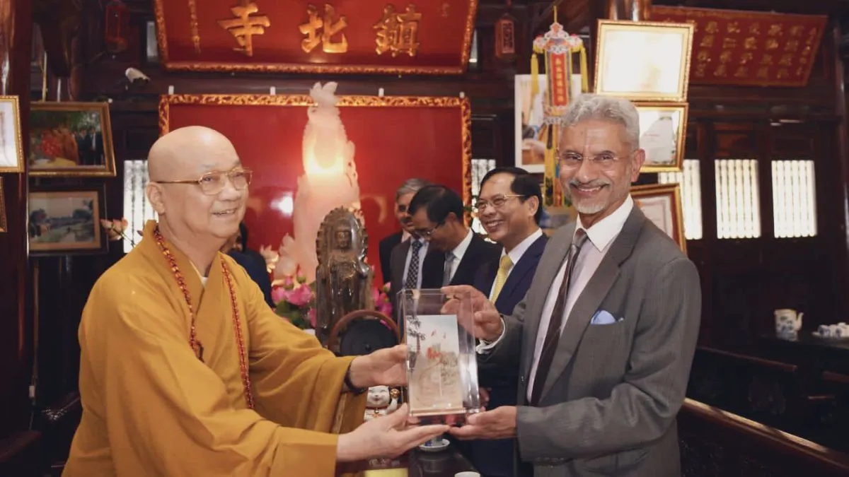 4 दिवसीय यात्रा पर वियतनाम पहुंचने पर विदेश मंत्री जयशंकर का हुआ जोरदार स्वागत, चकराया चीन वियतनाम पहुंचने पर विदेश मंत्री एस जयशंकर का हुआ जोरदार स्वागात। - India TV Hindi