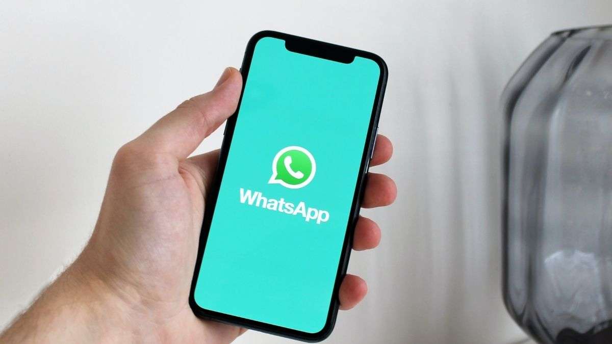 WhatsApp released new interface for android user now you can use it with just one hand । अब एक हाथ से ही यूज कर सकते हैं WhatsApp, कंपनी ने रोलआउट किया नया इंटरफेस