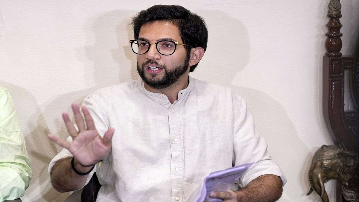 mumbai bmc lower parel bridge inauguration FIR on aditya thackeray । आदित्य ठाकरे पर FIR दर्ज, गैर कानूनी तरीके से कर दिया था निर्माणाधीन पुल का उद्घाटन