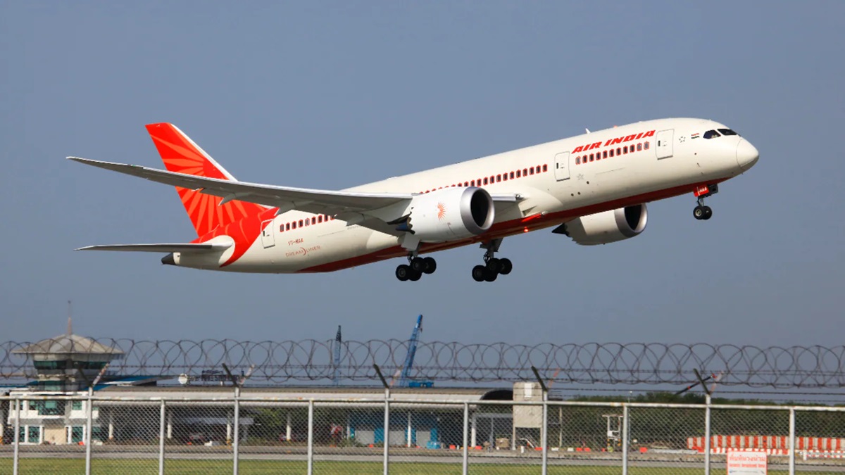 Air India engineer falls to death at IGI Airport during maintenance work of plane । Air India के सर्विस इंजीनियर की दर्दनाक मौत, प्लेन सर्विसिंग के दौरान फिसलकर जमीन पर गिरे थे