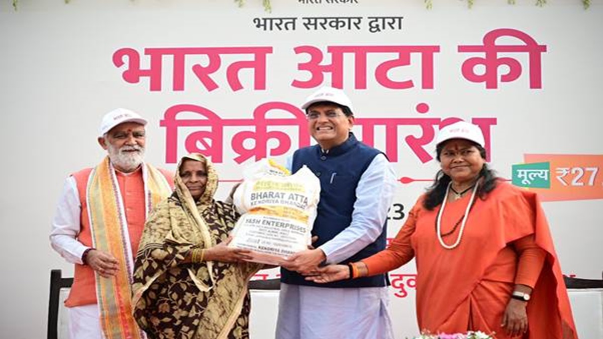 Government launches Bharat Atta to provide relief from inflation, will be sold at Rs 27.5 per kg महंगाई से राहत देने के लिए सरकार ने लॉन्च किया Bharat Atta, 27.5 रुपये प्रति किलो पर होगी बिक्री।