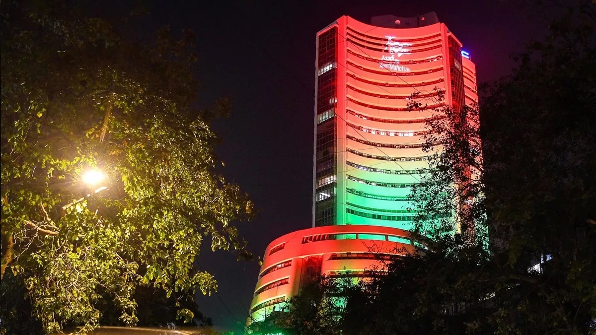 Stock Market: दिवाली के अलगे दिन गिरावट के साथ खुला शेयर बाजार, सेंसेक्स 65,000 के नीचे फिसला। Stock market opened with decline on the next day of Diwali, Sensex slipped below 65,000