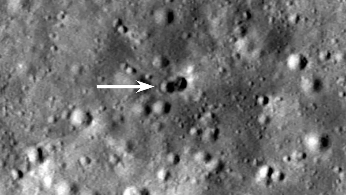 चीन ने चंद्रमा पर किया हथियार का परीक्षण? चांद पर बने दो गड्ढों को देख साइंटिस्ट का बड़ा दावा चीन ने चंद्रमा पर किया हथियार का परीक्षण? - India TV Hindi