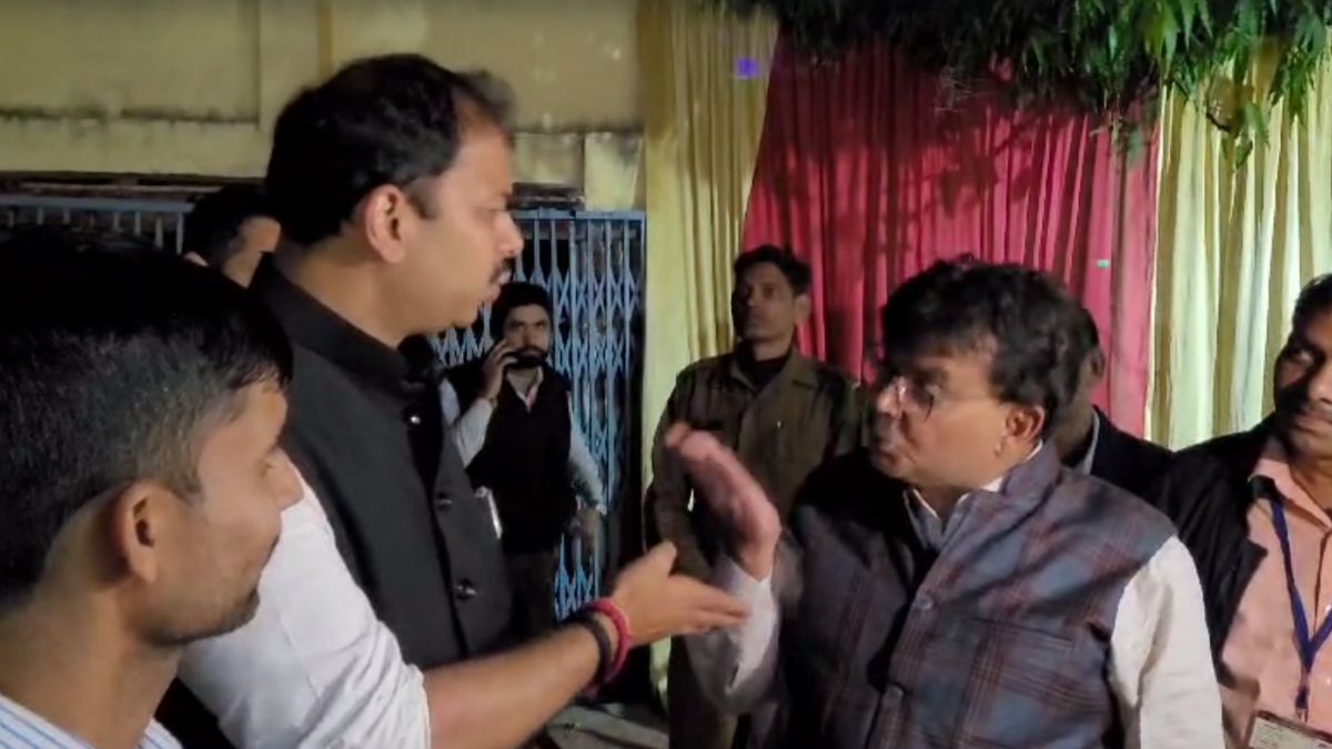 Heated argument between Congress MLA and Collector at the polling booth in Gwalior । ग्वालियर में पोलिंग बूथ पर ही हुई कांग्रेस विधायक और कलेक्टर के बीच तीखी बहस; VIDEO आया सामने