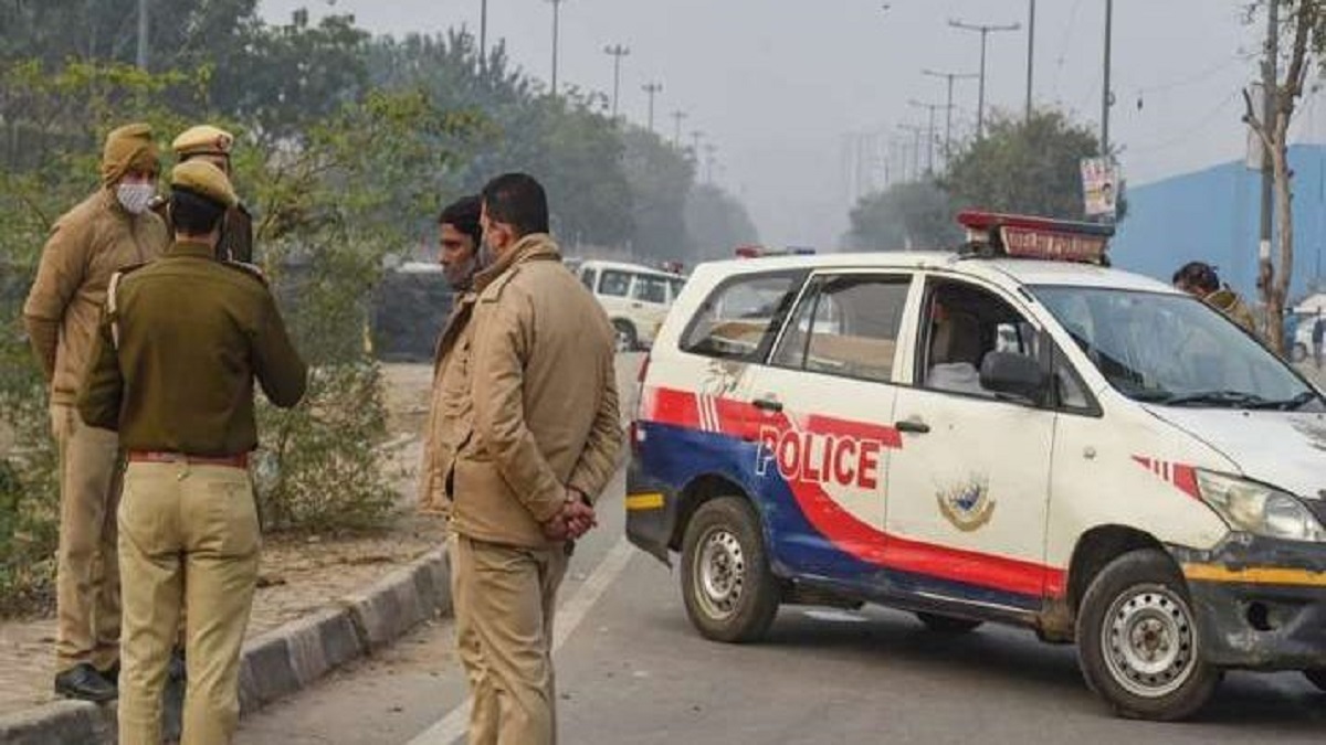 दिल्ली: सनकी कार ड्राइवर ने चबा ली शख्स की उंगली, सही से ड्राइव करने को कहा तो कर दिया कांड। Delhi Crazy car driver chewed man finger when asked to drive properly