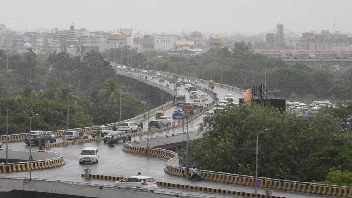 good news on delhi pollution Rain showers will give relief to the people imd alert । IMD Alert: दिल्ली वालों को बारिश की फुहारें देंगी राहत, दमघोंटू हवा से जल्द मिलेगी मुक्ति