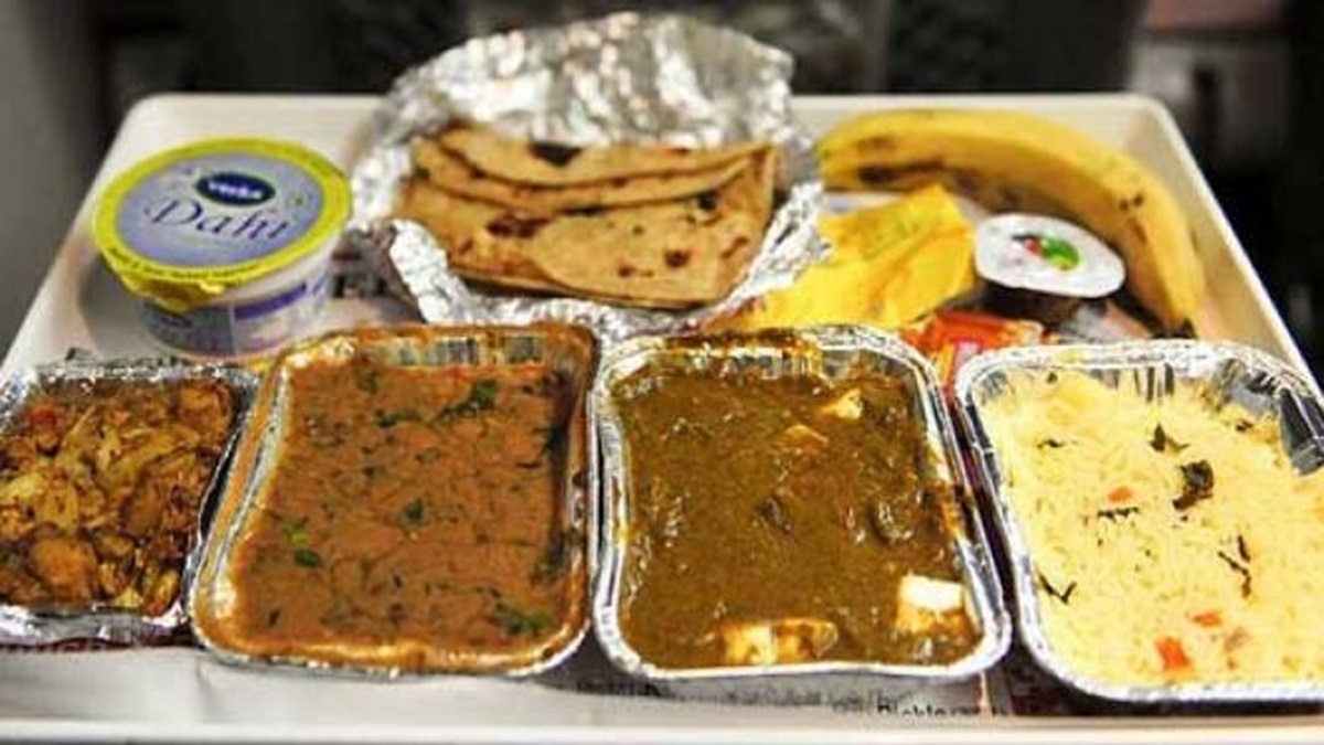 Do you know the real price of tea, snacks and food provided from the pantry car in Mail-Express train?  Don’t forget to ask for the bill