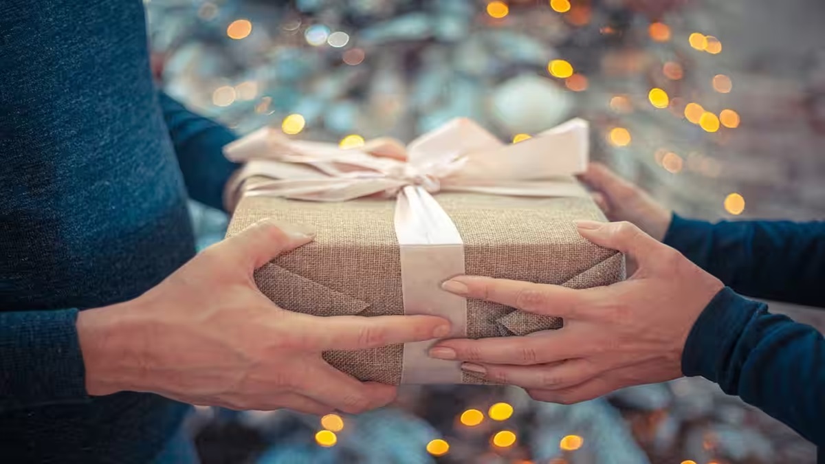 Diwali 2023: There is a cracker of tax on gifts received on Diwali, know what are the rules if gifts are given to relatives.
